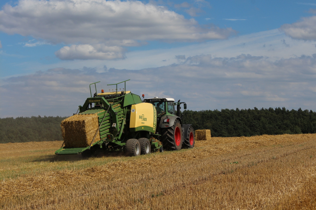 Traktor der Heuballen produziert